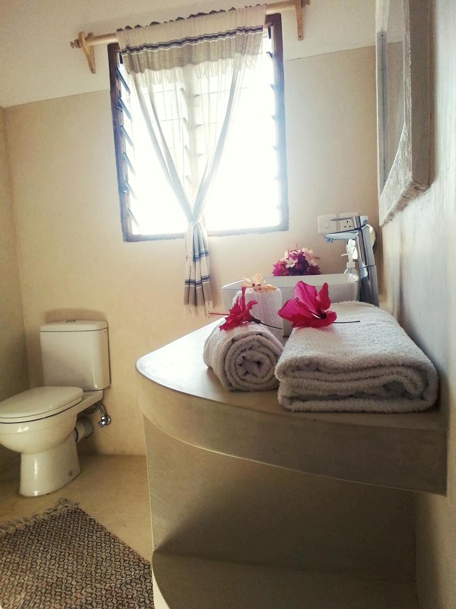 ワタム Shira House Bed & Breakfast エクステリア 写真